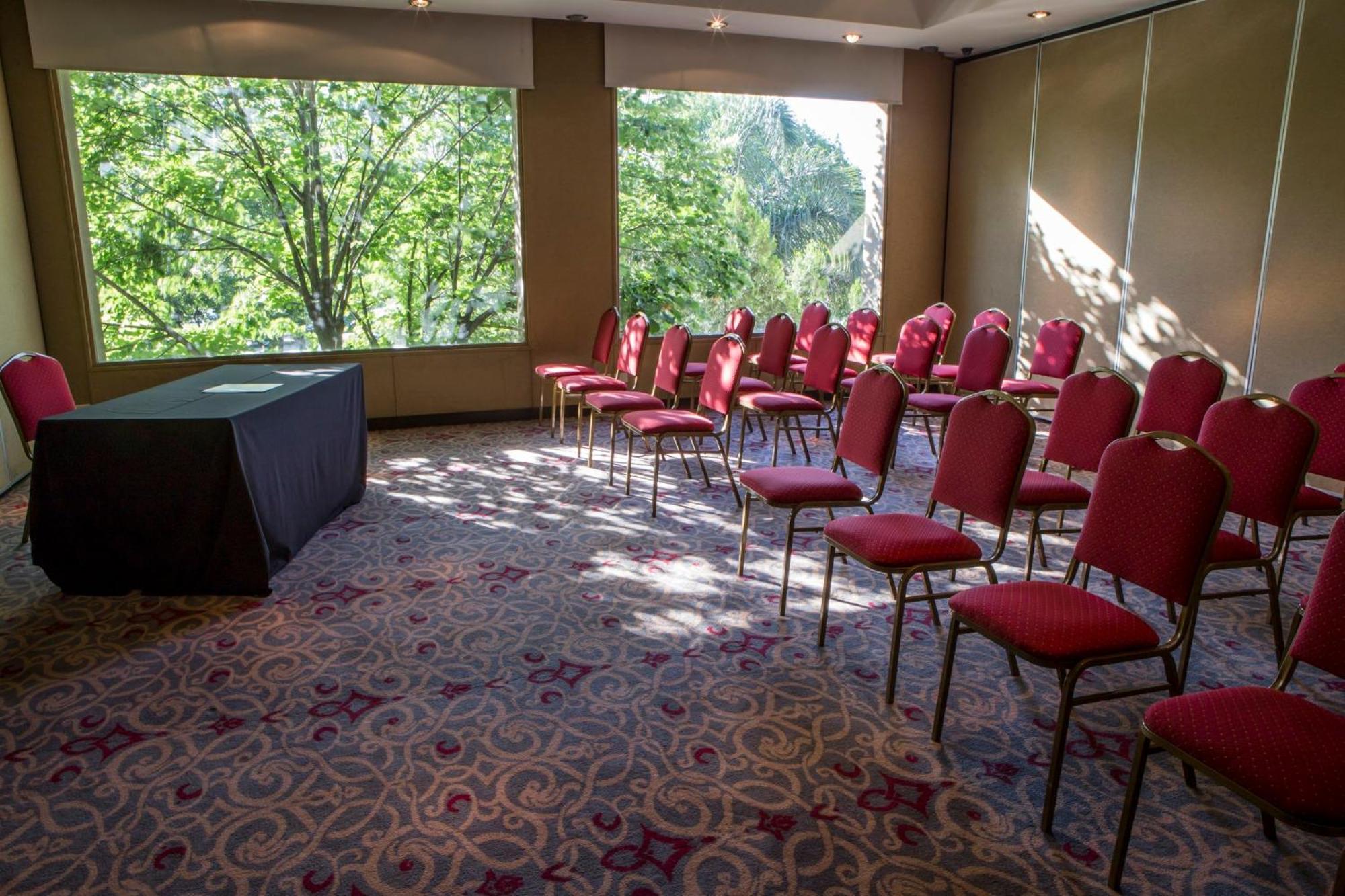 Hotel Ezeiza Airport By Ihg