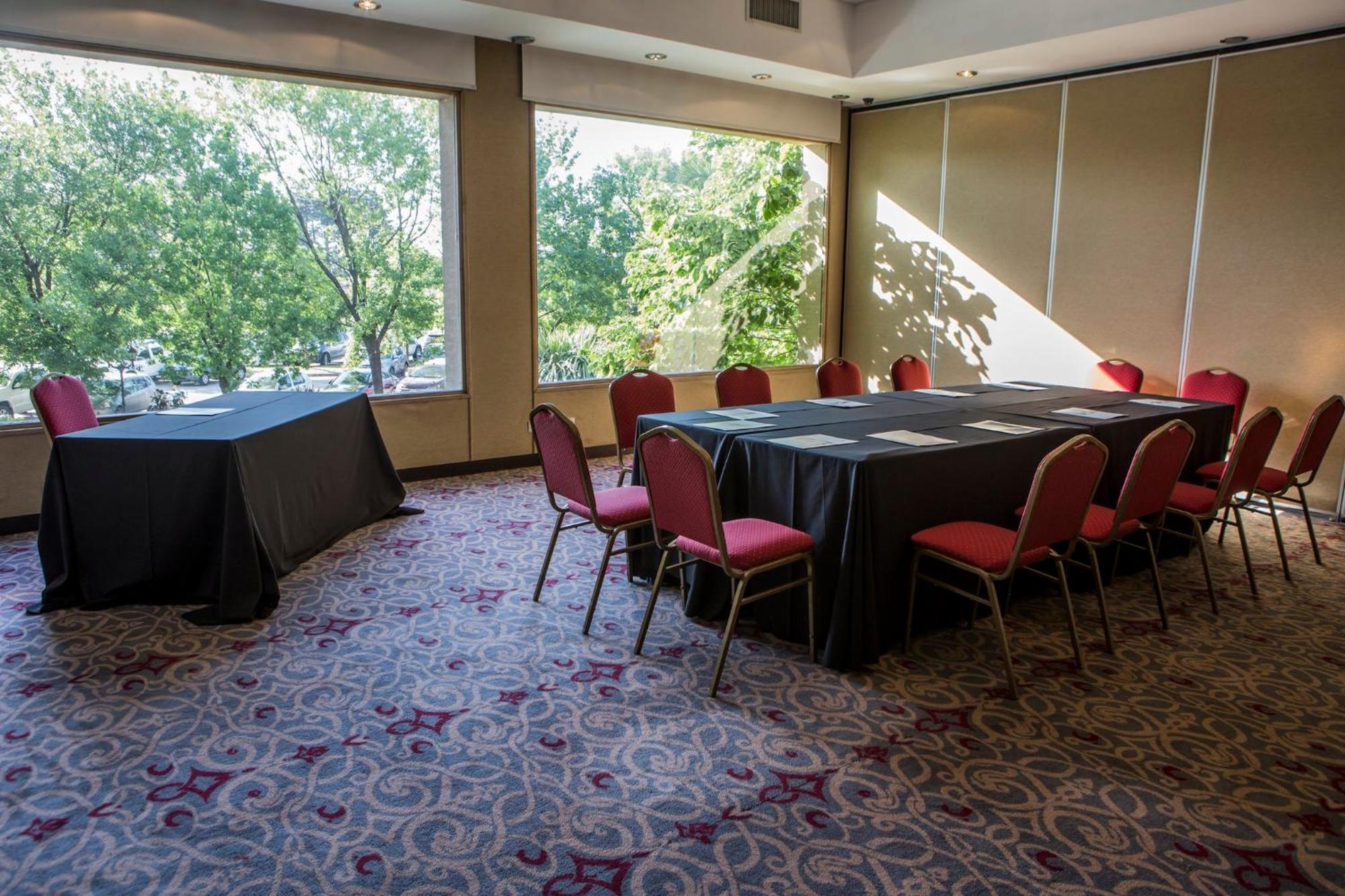 Hotel Ezeiza Airport By Ihg 4*